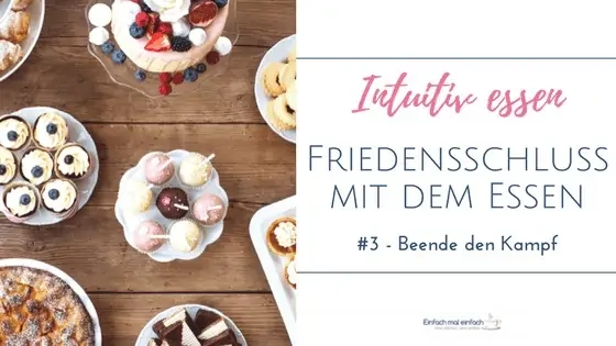 Holztisch mit verschiedenen Tellern voller Kuchen, Torte und Kekse. Text:
