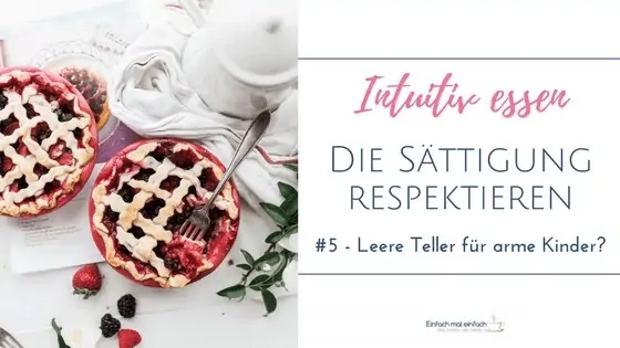 Beerenkuchen in der Form auf hellem Untergrund mit Kaffeekanne. Text: