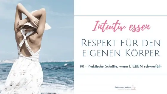 Frau in hellem Sommerkleid und Hut genießt den Strand. Text: